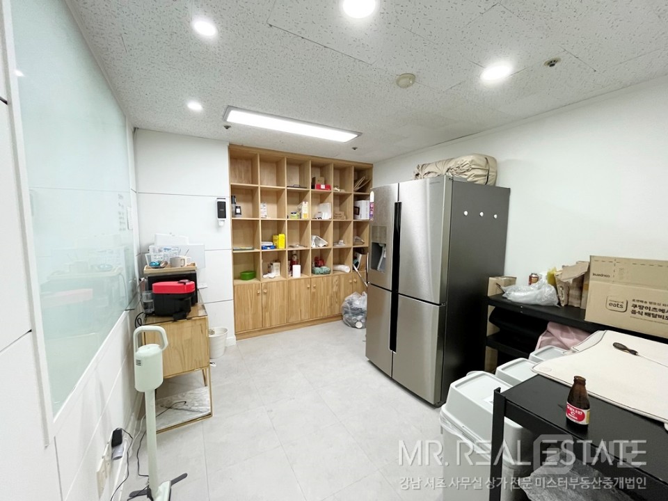 선정릉대로변초역세권 단독층 자주식주차 무권리화이트톤 홀+룸3+탕비 매물의 10번째 사진