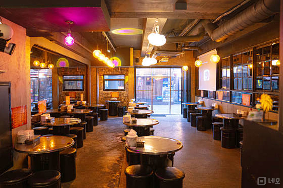 동선동 번화가에 위치한 정육 식당 매물의 1번째 사진