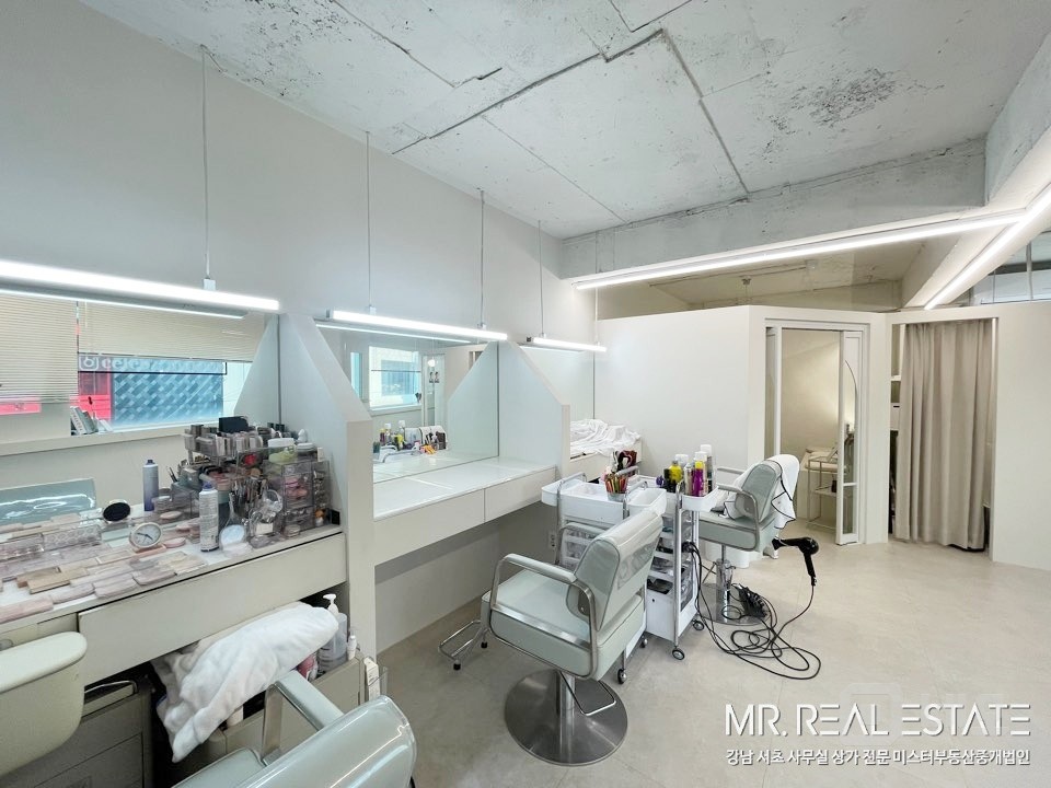 세로수길메인.중심코너.유동인구多.ACE.현뷰티샵 매물의 16번째 사진