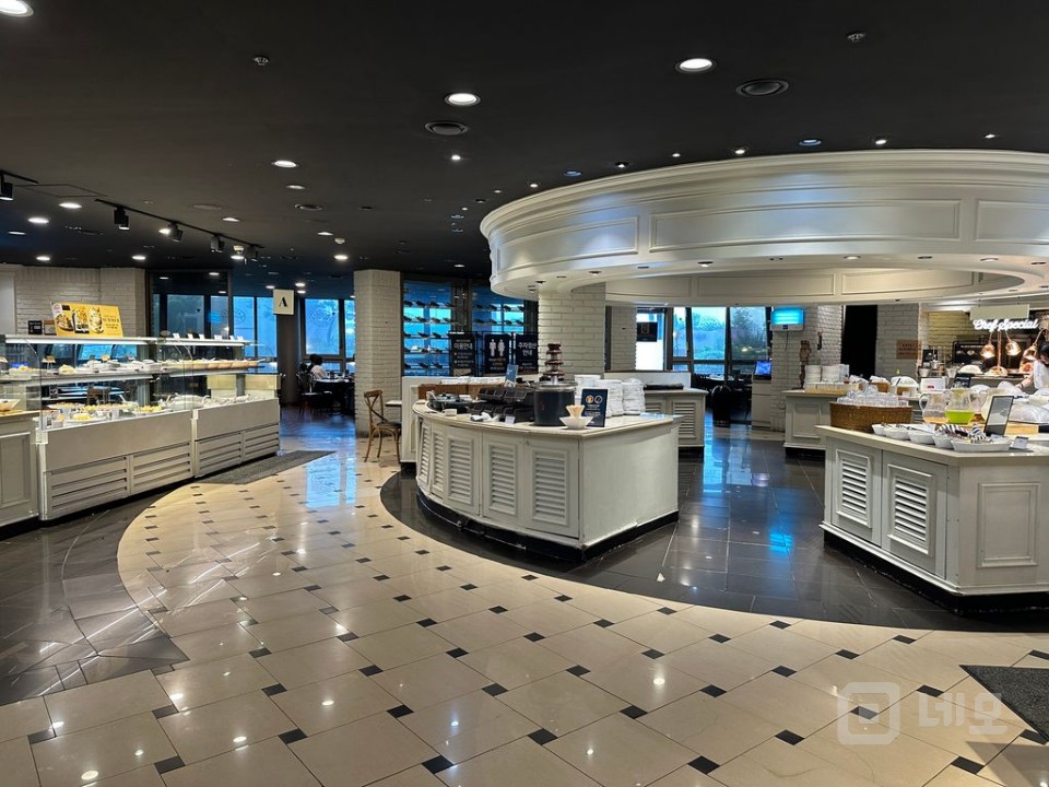 애슐리 퀸즈 강변점 자리 하늘공원뷰, 통창뷰, 식당가 매물의 1번째 사진