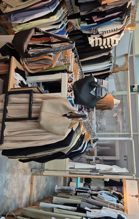 리센츠상가 내에서 10년동안 건재하고 있는 몇 안되는 의류점입니다.*♡* 매물의 4번째 사진