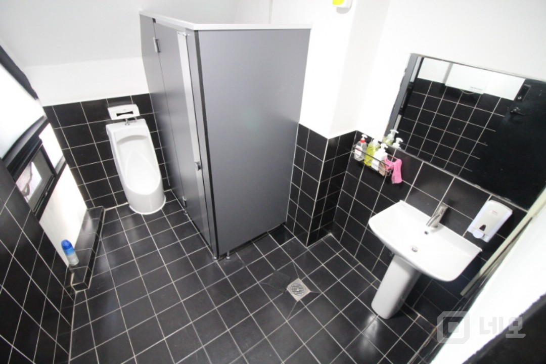 ㅣ실매물&실사진ㅣ가성비최상ㅣ채광우수ㅣ코너건물 가시성 우수ㅣ빠른계약 예상ㅣ 매물의 9번째 사진