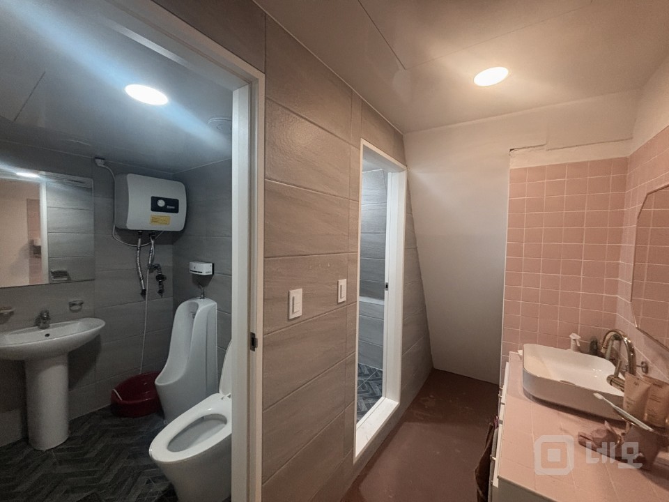 인테리어 굿~! 홍대 와우공원 인근 상가 사무실 매물의 16번째 사진