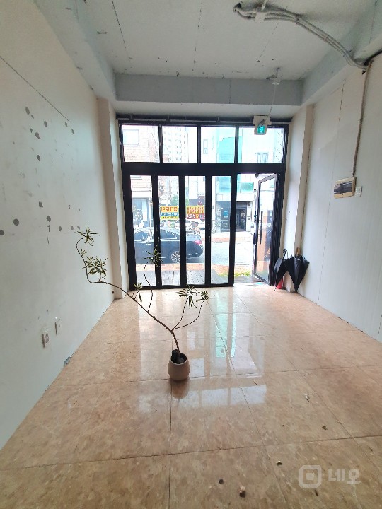 메인상권으로 유동인구 많은 상가로 어린이 물놀이 공원상권 매물의 3번째 사진