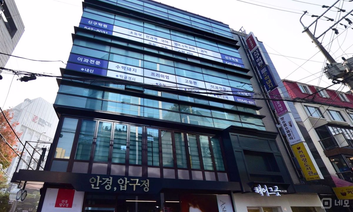 압구정역 역세권, 깔끔한 인테리어의 용품 판매점 매물의 7번째 사진
