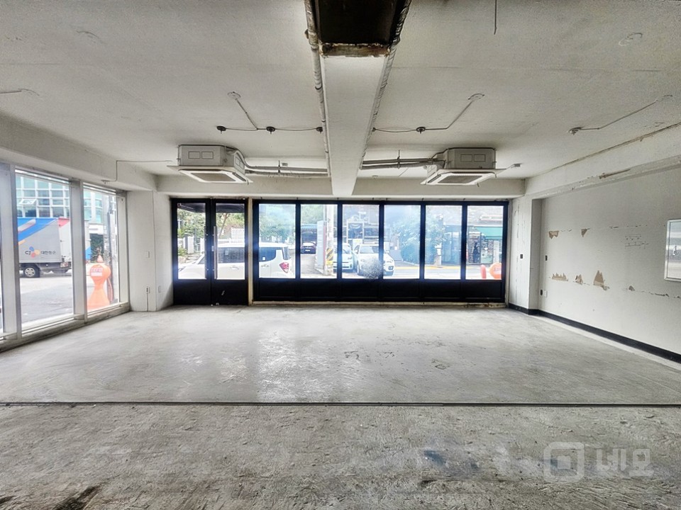 JS 홍대입구역 초역세권 1층 유동인구 많은 상가 임대 매물의 3번째 사진