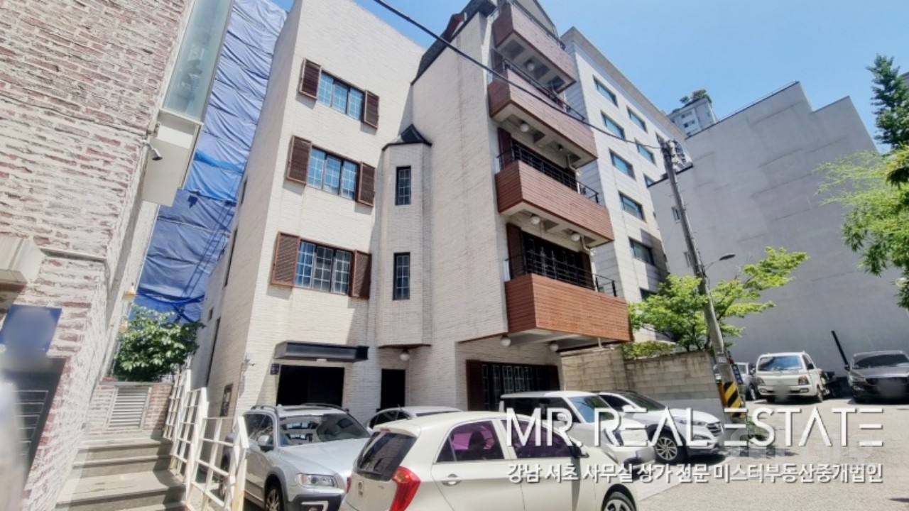 압구정역 인근.오픈형천장.내외관 인테리어 최상급. 매물의 2번째 사진