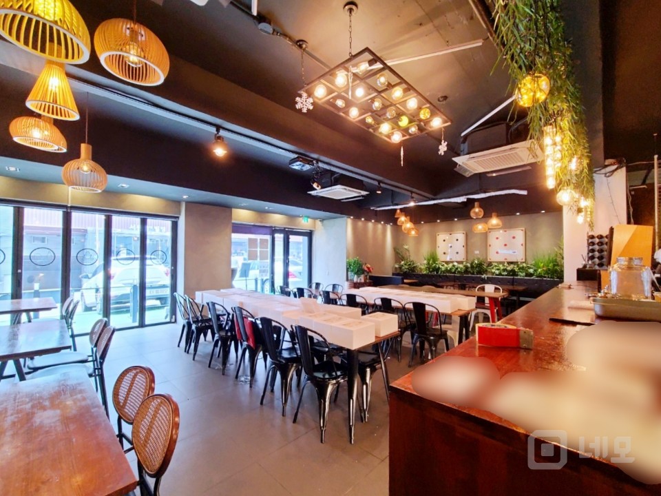 압구정역 메인거리 1층 귀한무권리 /맞은편스타벅스 매물의 1번째 사진