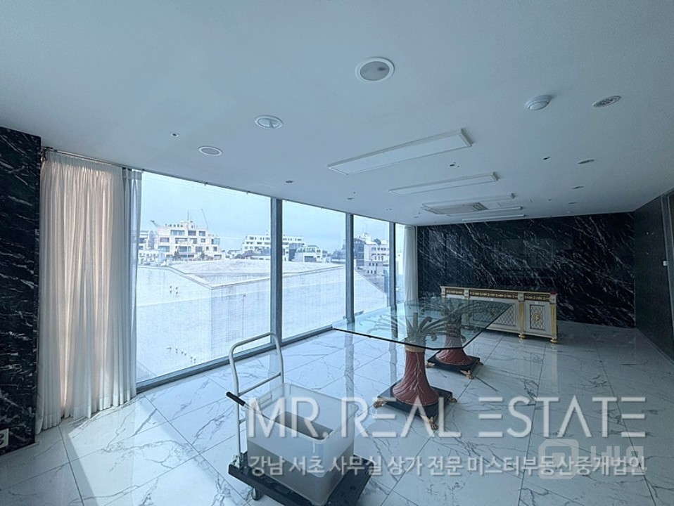 도산대로변건물.고층뷰.교통편우수.내외관컨디션ACE 매물의 5번째 사진