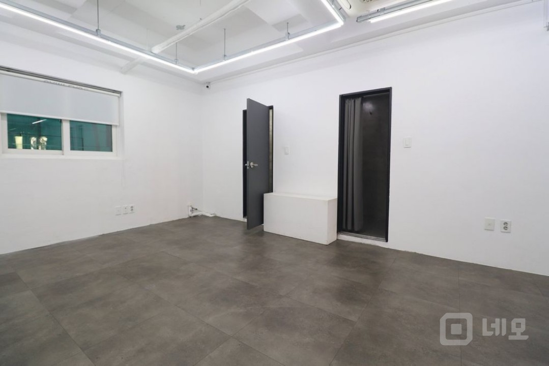 홍대입구역 합정역 도보 10분 편리한 위치의 신축급 무권리 1층 사무실 매물의 13번째 사진