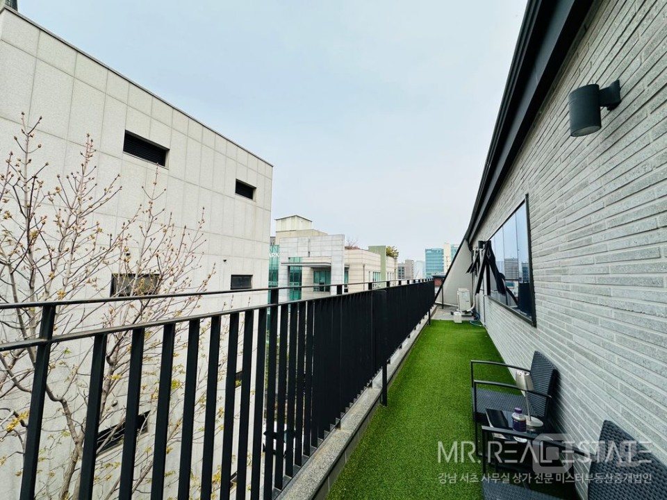 실사진 역삼역 3분 리모델링건물 S급인테리어 테라스 자주식주차 매물의 8번째 사진