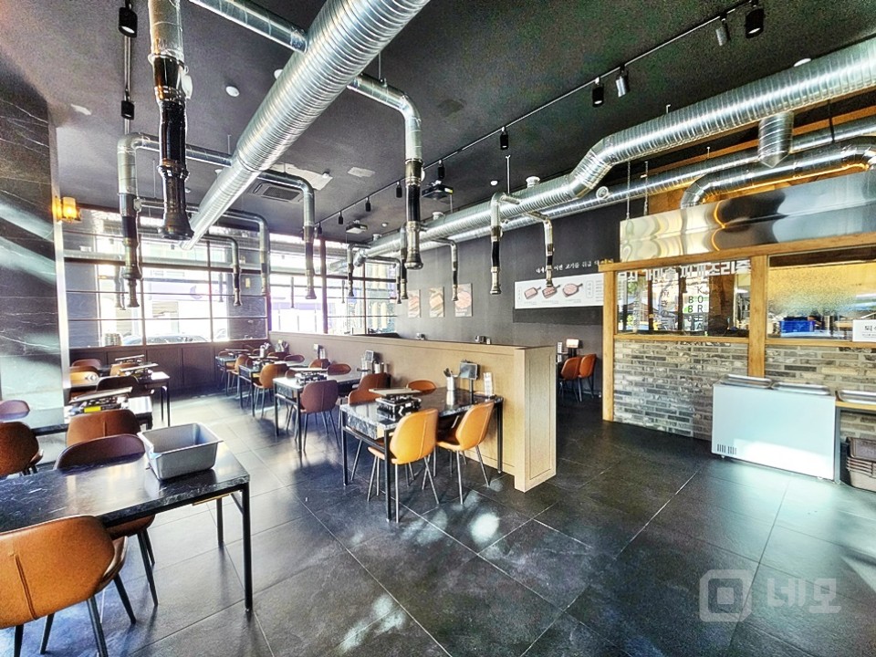 JS 홍대입구역 사거리 인근 대로변 대형 1층 상가임대 매물의 4번째 사진