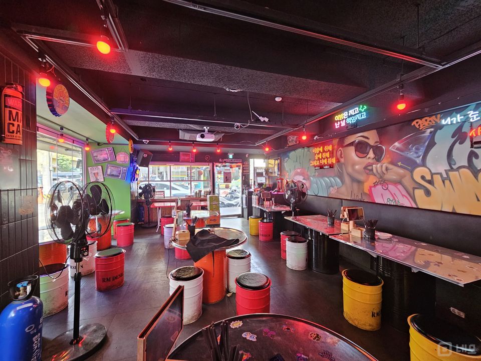 유동인구 많은, 신사동 로데오거리 1층 펍 매물의 1번째 사진