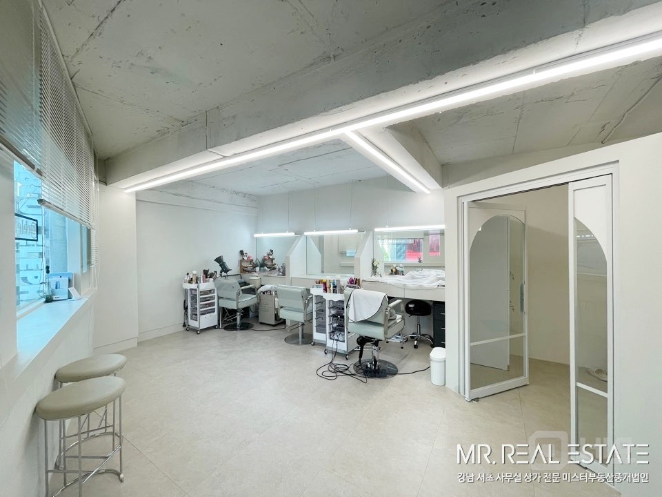 세로수길메인.중심코너.유동인구多.ACE.현뷰티샵 매물의 11번째 사진