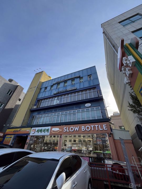 접근성 좋은 신림동 녹두거리 초입 대로변 1층에 위치한 와인샵 매물의 7번째 사진