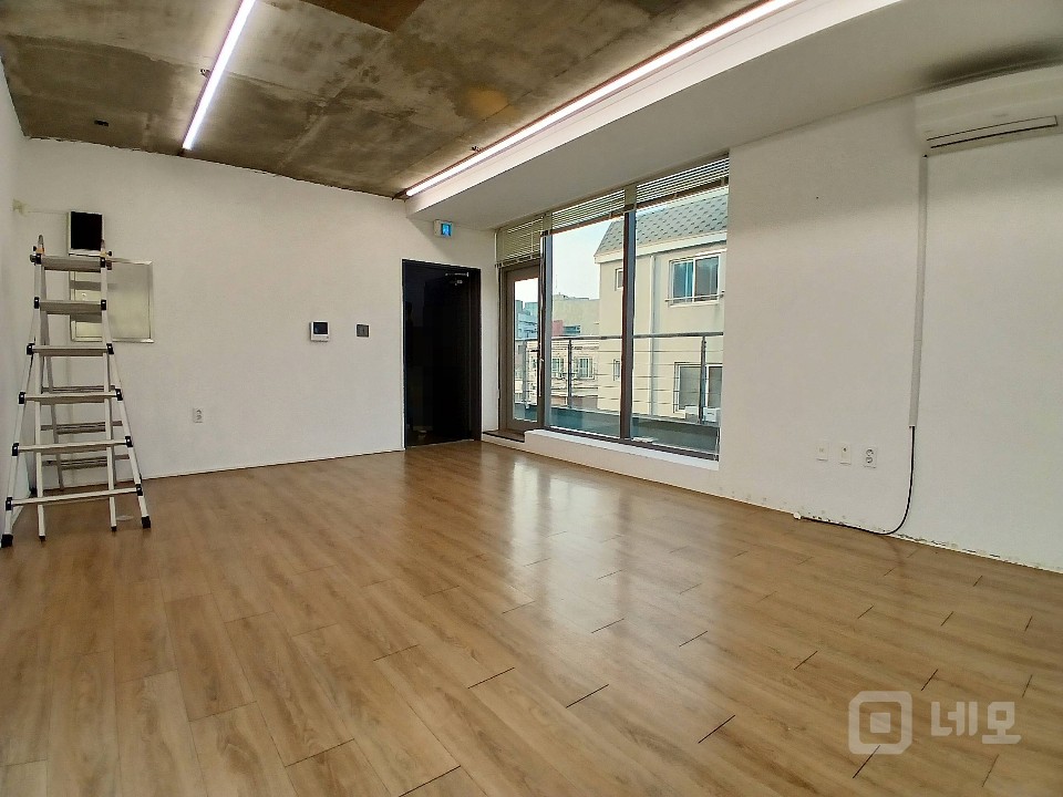 홍대입구역 15분 거리 신축급 조용한 주변의 고급 사무실 매물의 7번째 사진