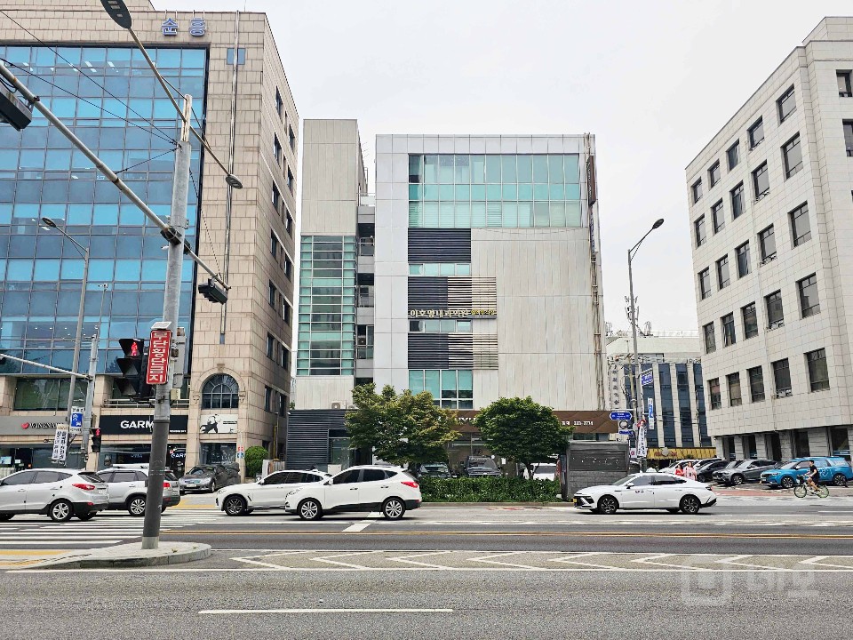 I세븐I 대로변·테라스·설비까지 갖춘 최적의 홍대 오피스 매물의 1번째 사진