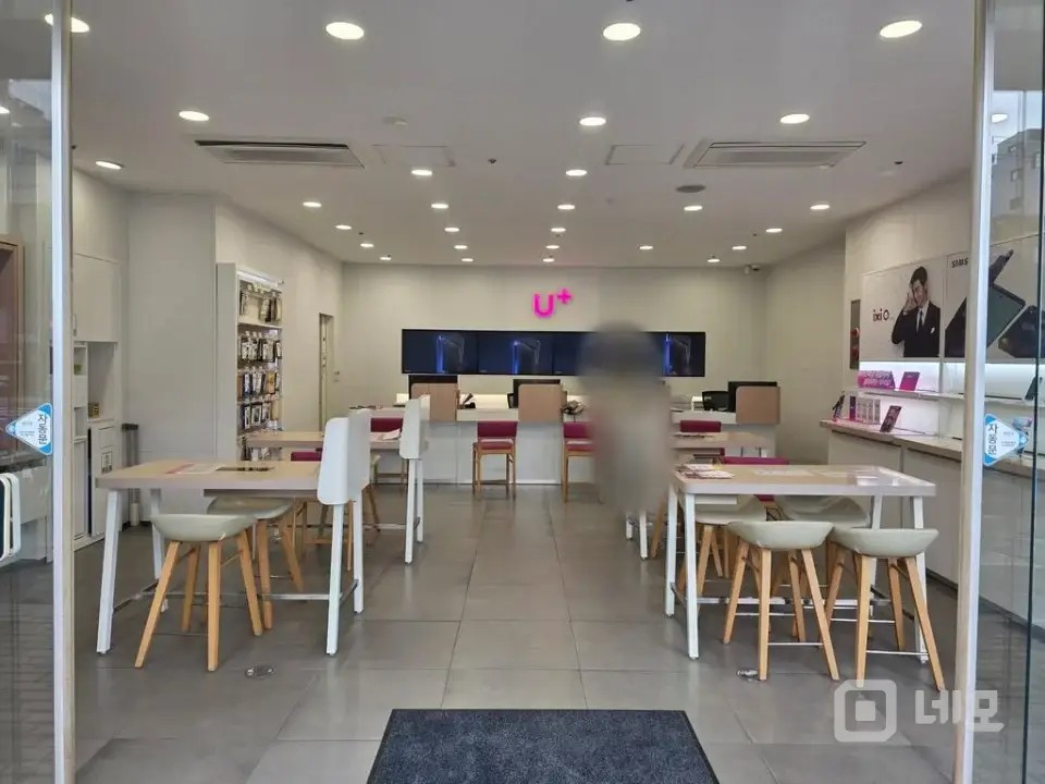 횡단보도 앞 이동통신점 매물의 1번째 사진
