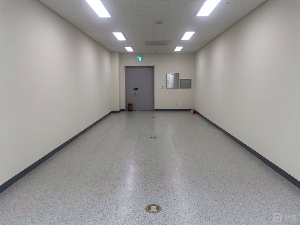 청라 버스정류장 바로 앞 신축 지식산업센터 내 사무실 매물의 1번째 사진