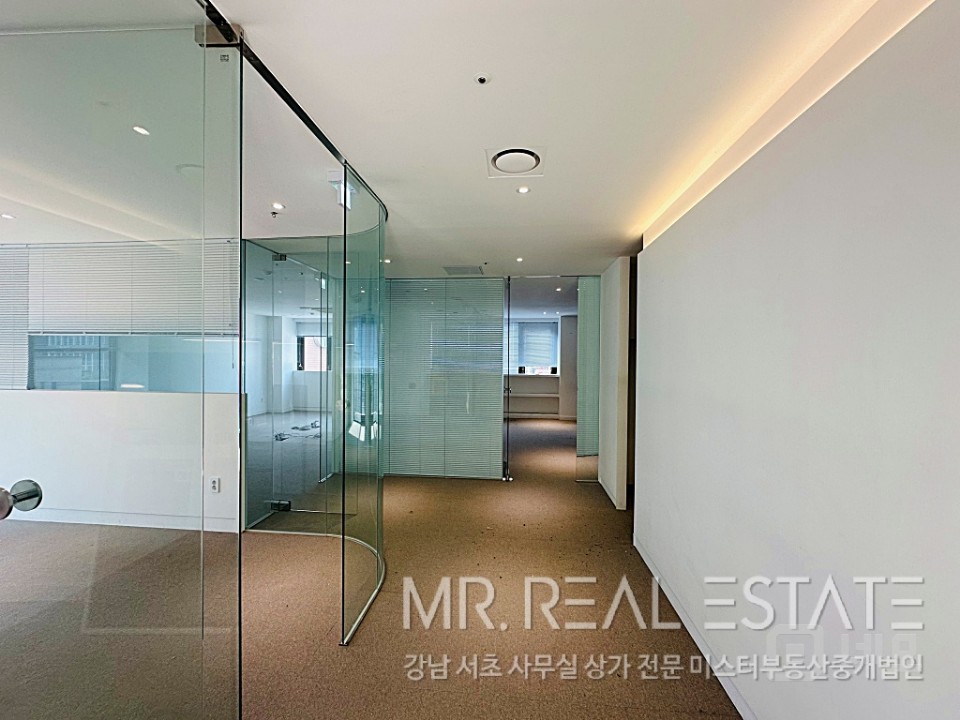 실사진 서울세관사거리 더블역세권 대로변 A급인테리어 매물의 1번째 사진