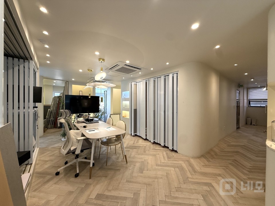 인테리어, 시설 완비 된 상가, 사무실, 3면 창으로 개방방 우수 매물의 1번째 사진