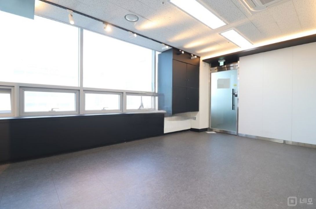 마곡초역세권 인테리어예쁜 약10평 사무실 매물의 3번째 사진