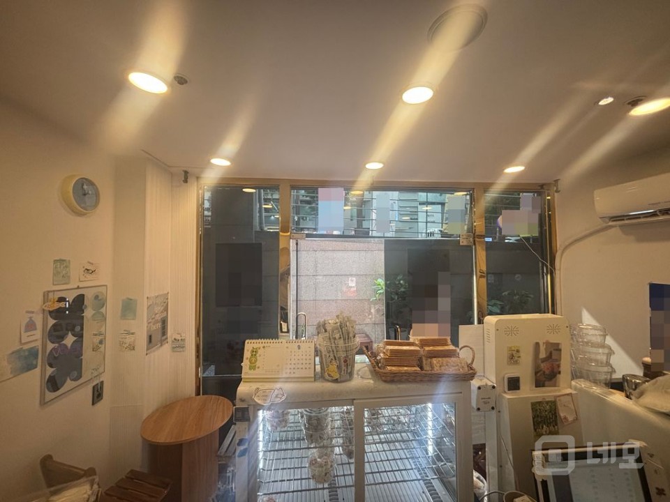 홍대 최고의 상권 버스킹거리 홍대정문 노출도 높은 상가 매물의 1번째 사진