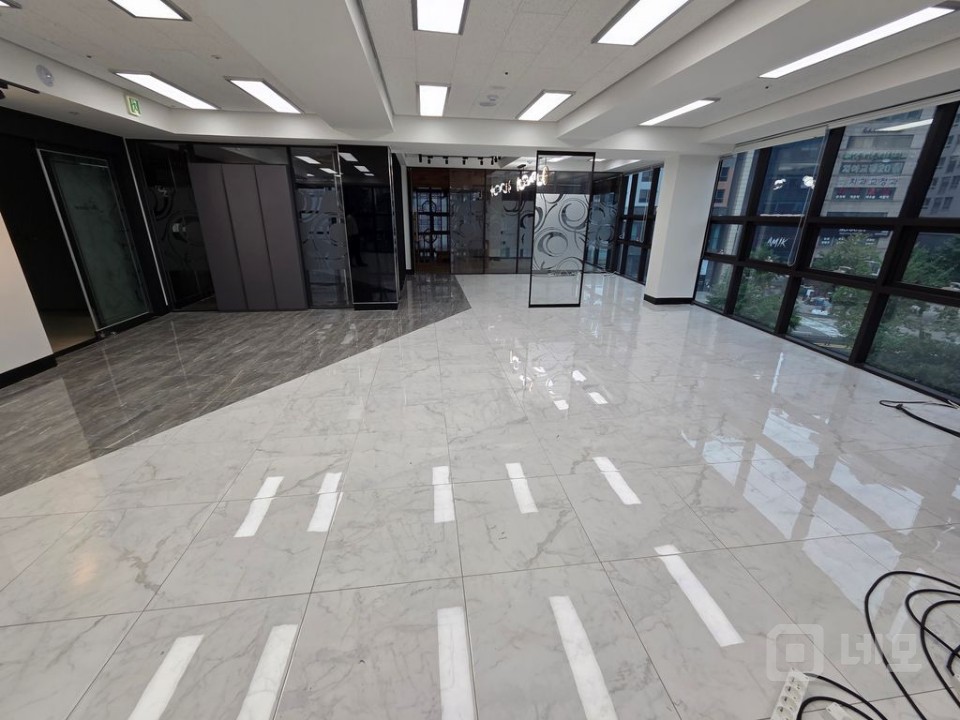 신촌역 도보 4분/홍대입구역 5분 역세권 전용148평 무권리 사무실/상가 매물의 8번째 사진