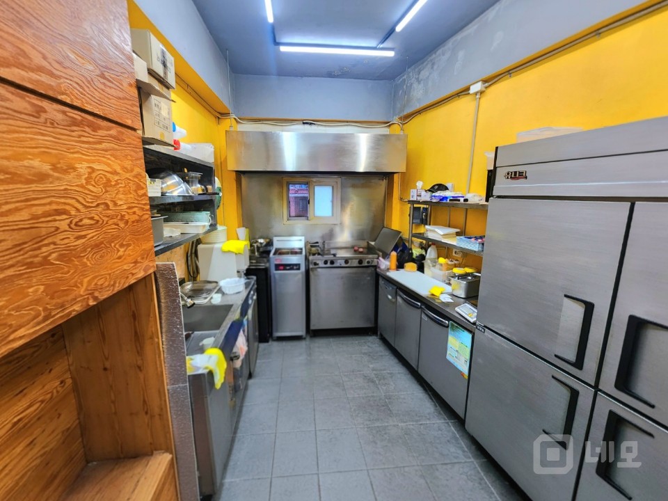 버스정거장 앞으로 노출이나 유동인구 많아요 매물의 3번째 사진