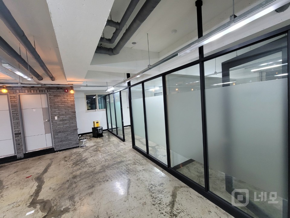 NEW 유동많은 삼성단지 전체통유리  매물의 1번째 사진