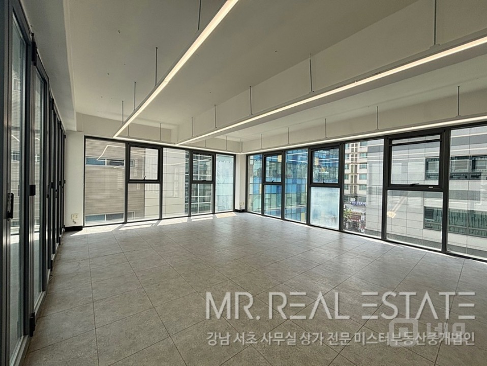 실사진.강남역.역세권.통창.홀딩도어.디자인건물 매물의 3번째 사진