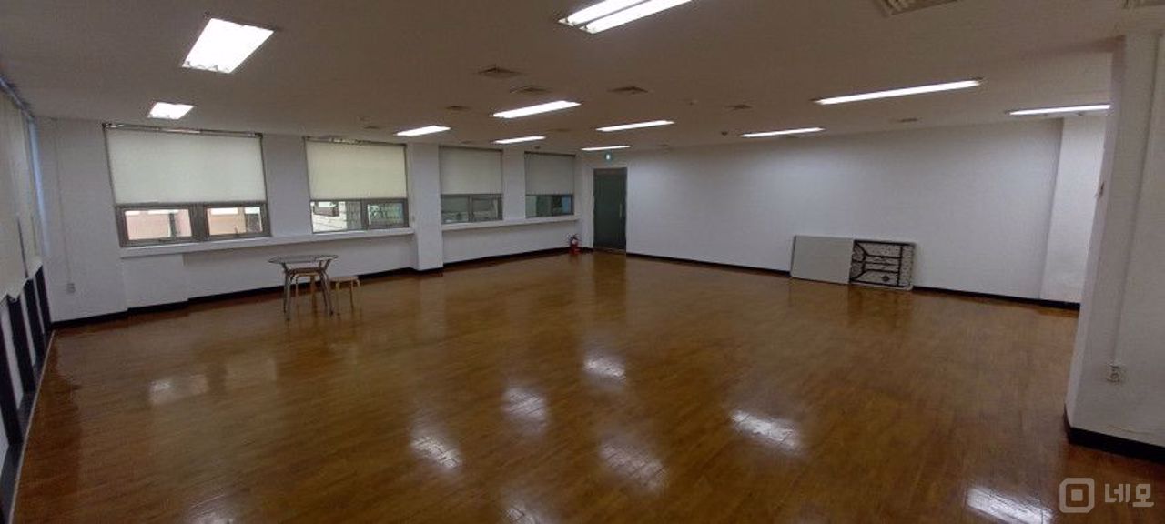 종각역 도보 5분 거리, 깔끔한 사무실입니다. 매물의 2번째 사진