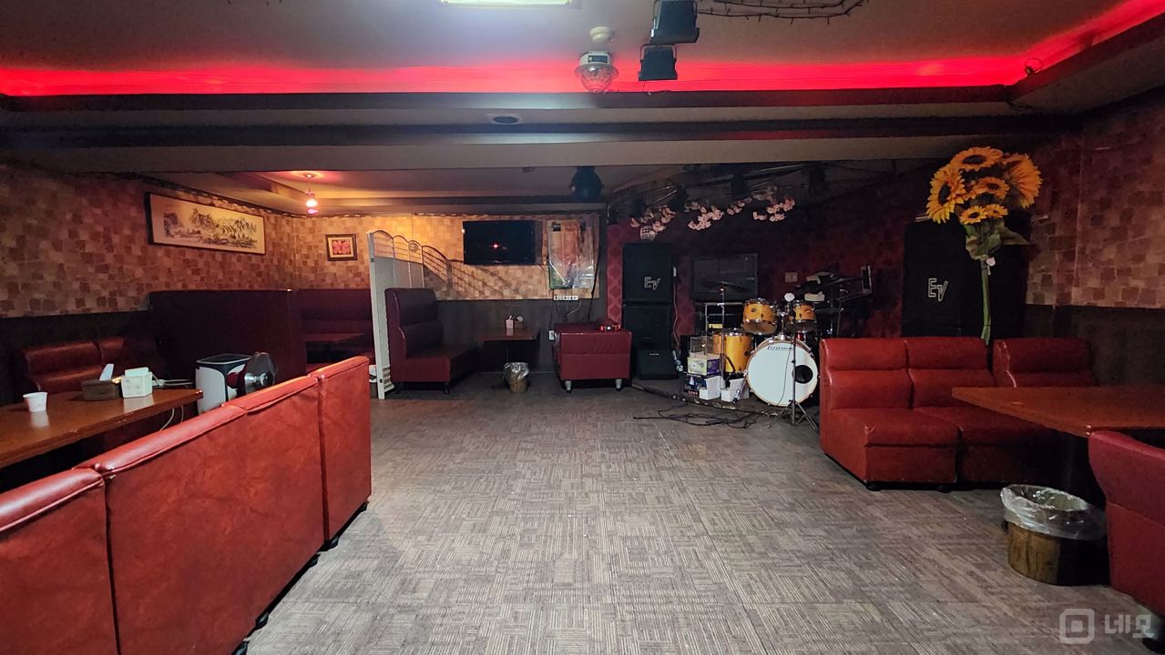 새절역 역세권, 단골고객 많은 노래주점 매물의 2번째 사진