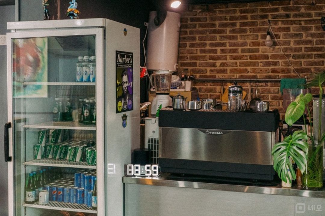 창천동 대학가, 고급스러운 인테리어 바버샵 매물의 4번째 사진