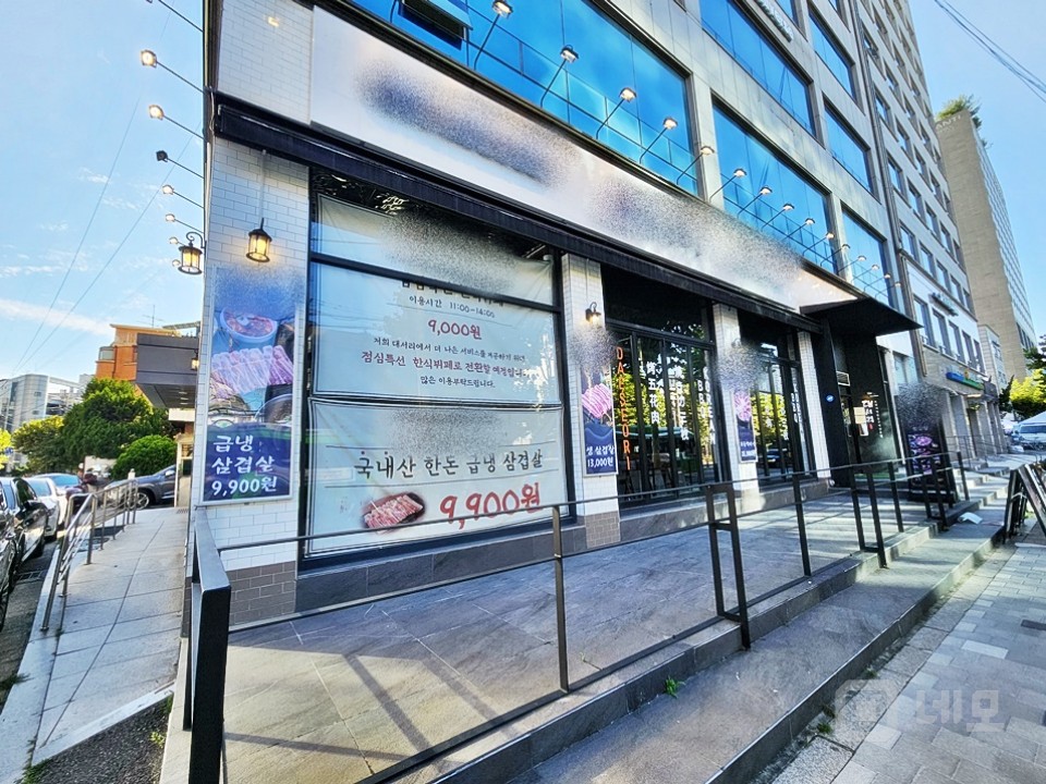 JS 홍대입구역 사거리 인근 대로변 대형 1층 상가임대 매물의 2번째 사진