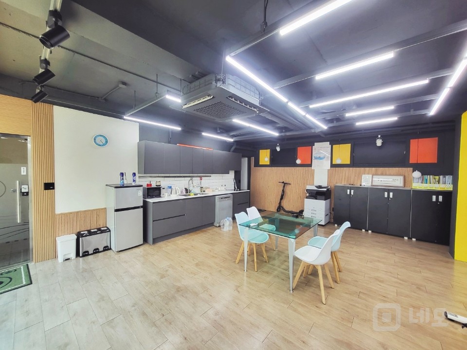 특급 디자인 사무실 채광 GOOD 빠른입주가능한 공간  매물의 3번째 사진