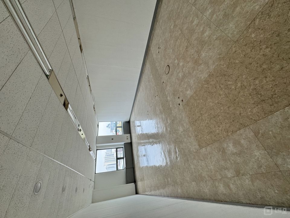 강남구 역삼동 즉시 입주 가능한 고층 사무실 매물의 1번째 사진