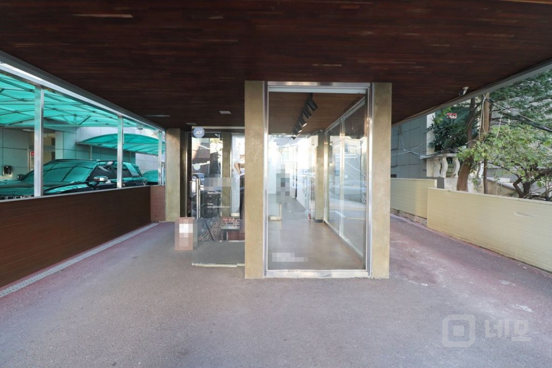 홍대입구역 합정역 도보 10분 편리한 위치의 신축급 무권리 1층 사무실 매물의 1번째 사진