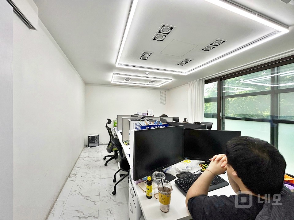 양재천뷰 대로변 입지에 특급 내부 컨디션까지! 매물의 2번째 사진