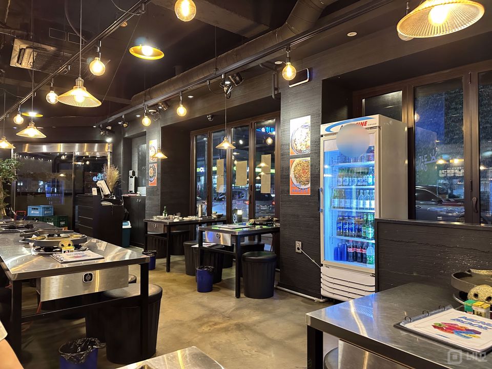 번화가에 위치한 길동 점포 매물의 2번째 사진