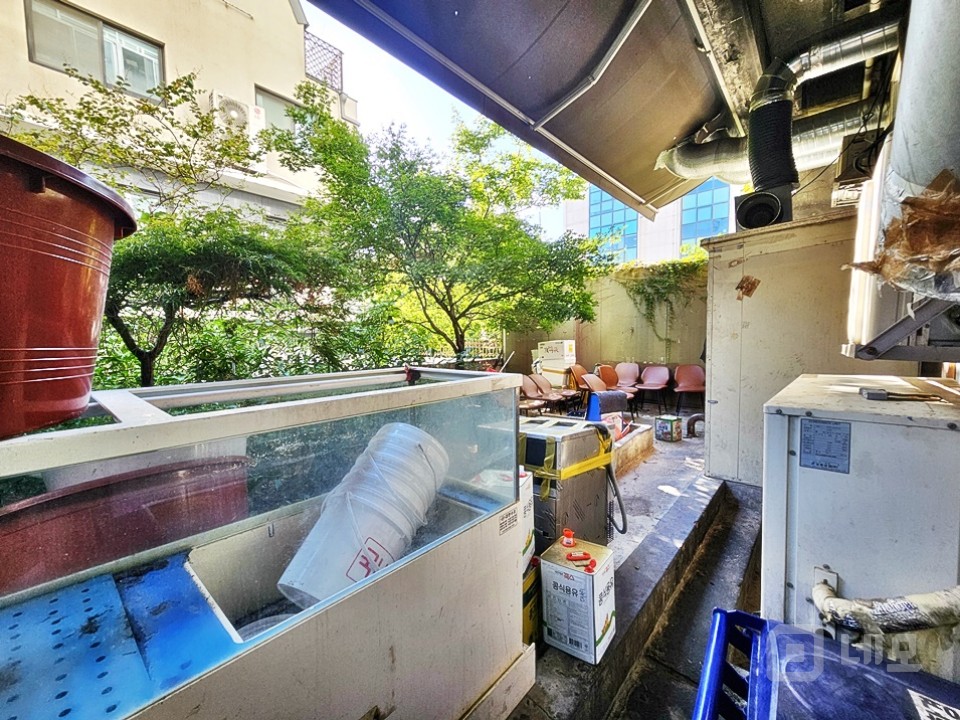 JS 홍대입구역 사거리 인근 대로변 대형 1층 상가임대 매물의 14번째 사진