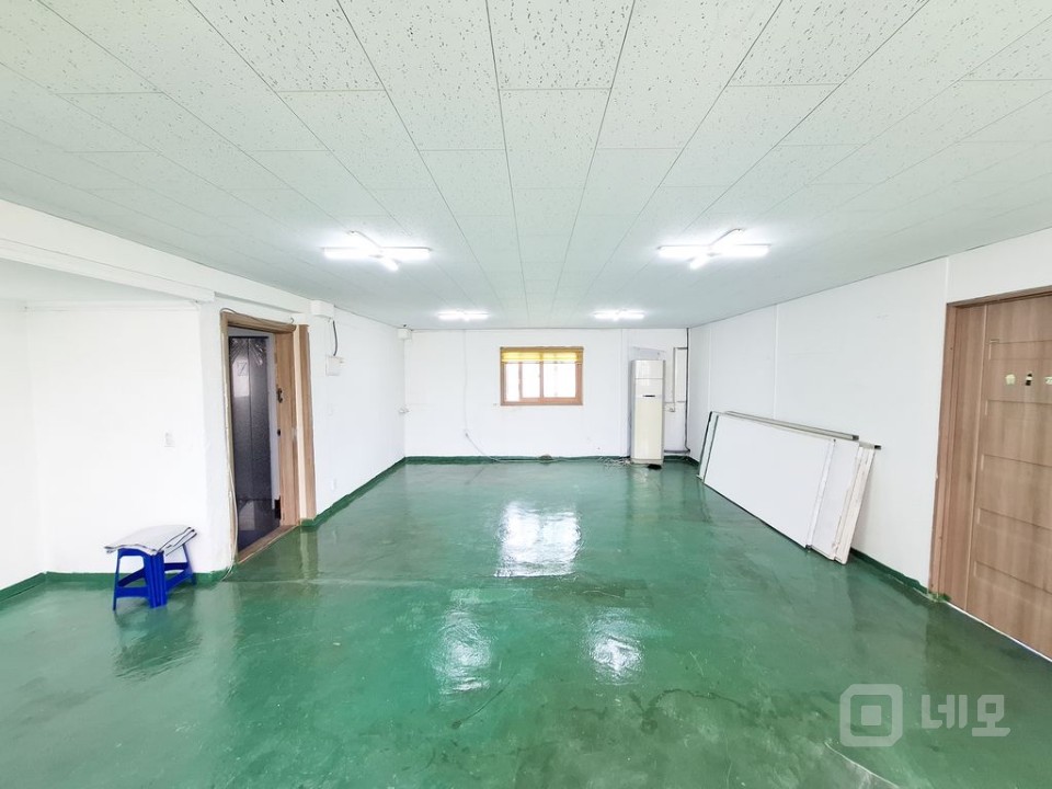 🏢✨ 종로 충신동, 발코니 포함 넓은 사무실 임대! 🚇 매물의 2번째 사진
