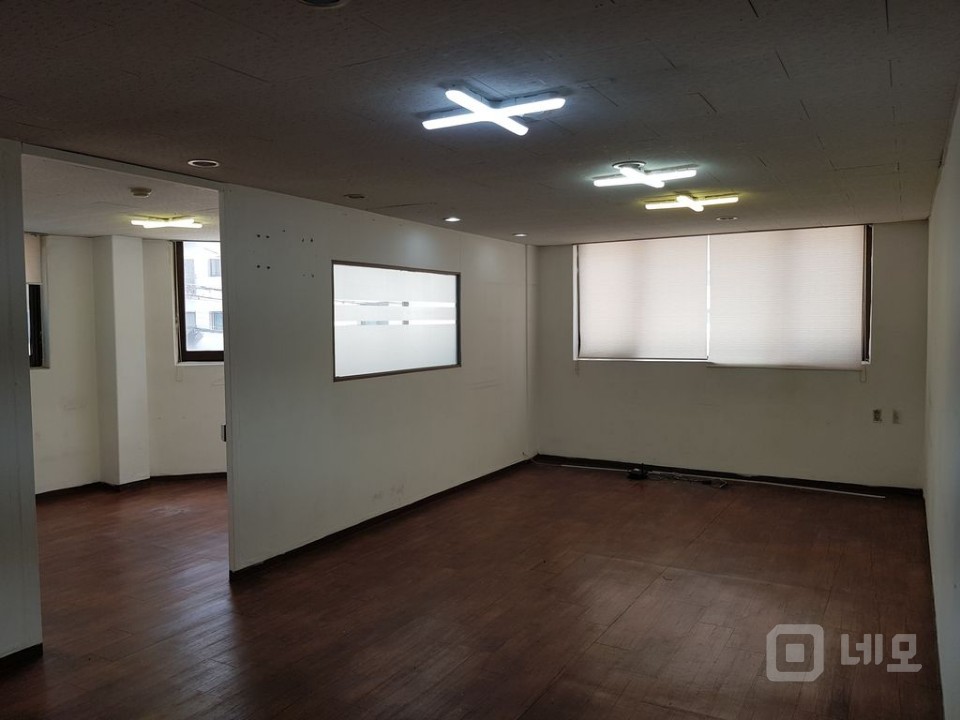 역세권내부칸막이 월세저렴 통베란다주차가능법인및개인사무실로 강추 매물의 1번째 사진