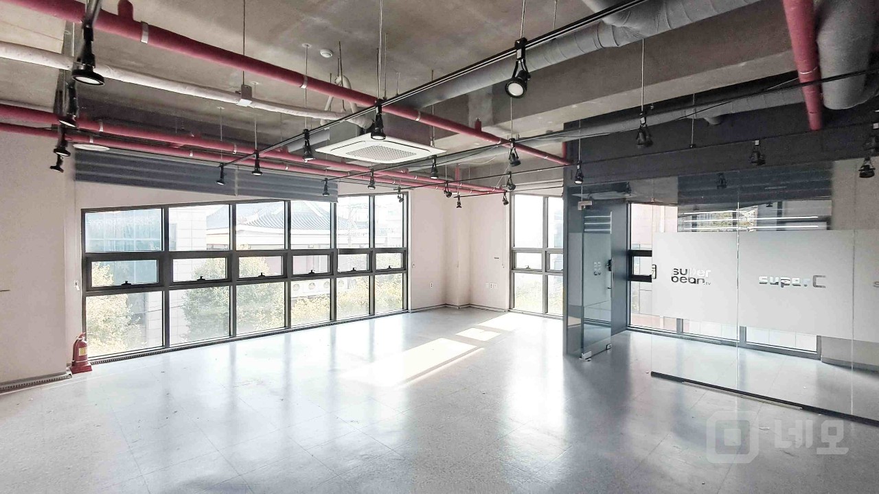 🏙️ [홍대·합정 신축건물] — 세련된 인테리어 & 즉시 입주 가능! 매물의 1번째 사진