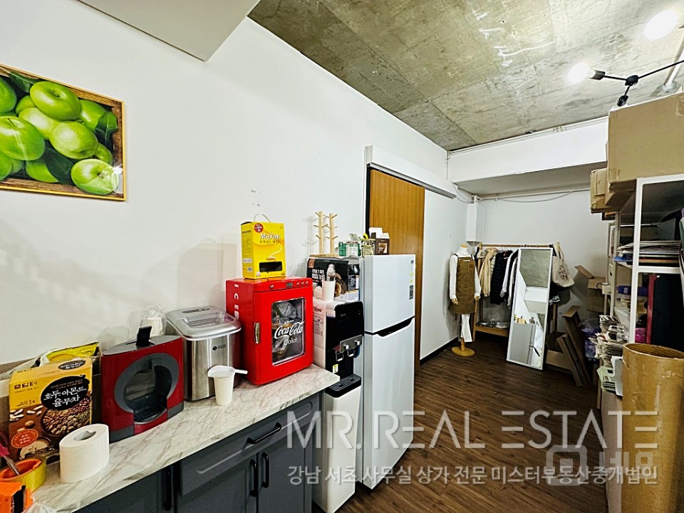 내부 인테리어 최상, 오픈형천장, 근무 환경 매우 좋음 매물의 9번째 사진