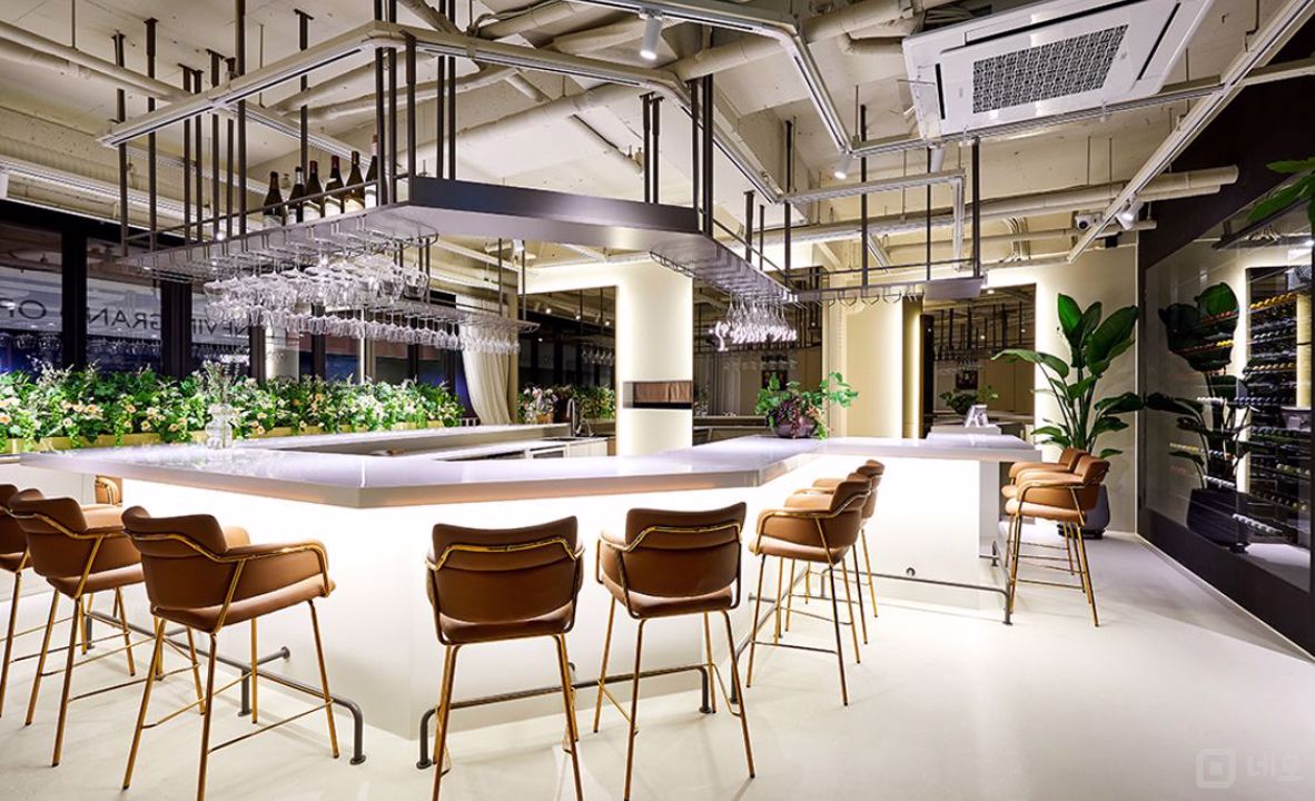 접근성 좋은 대로변 2층 역삼동 와인바 매물의 1번째 사진