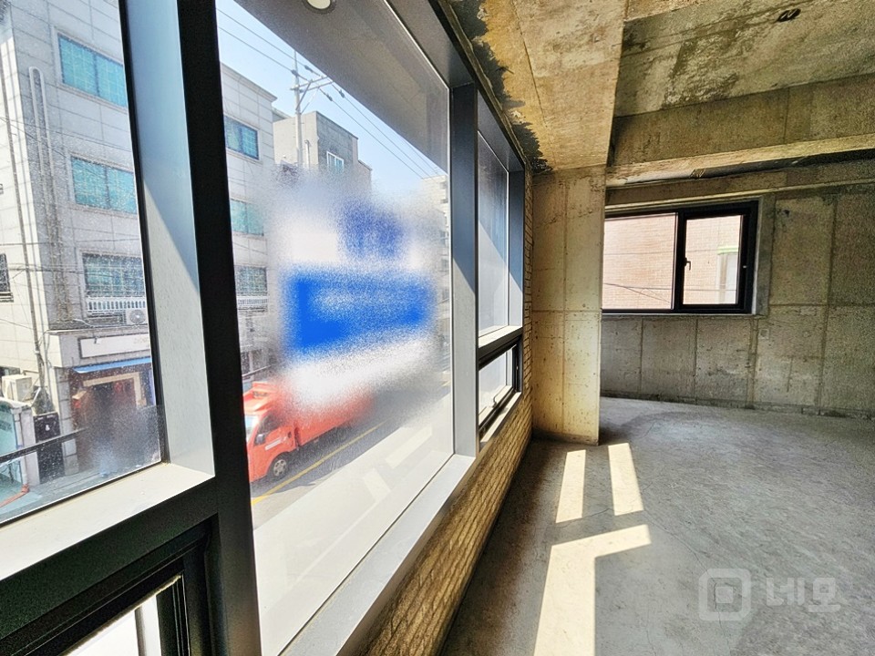 JS 망리단길 메인대로 신축급 무권리 신축 상가 매물의 2번째 사진