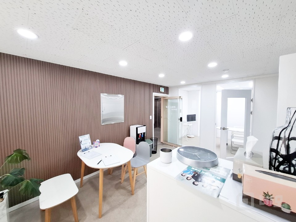 🏢 이대역 도보권! 실속형 사무실 임대 🖥️ 매물의 2번째 사진