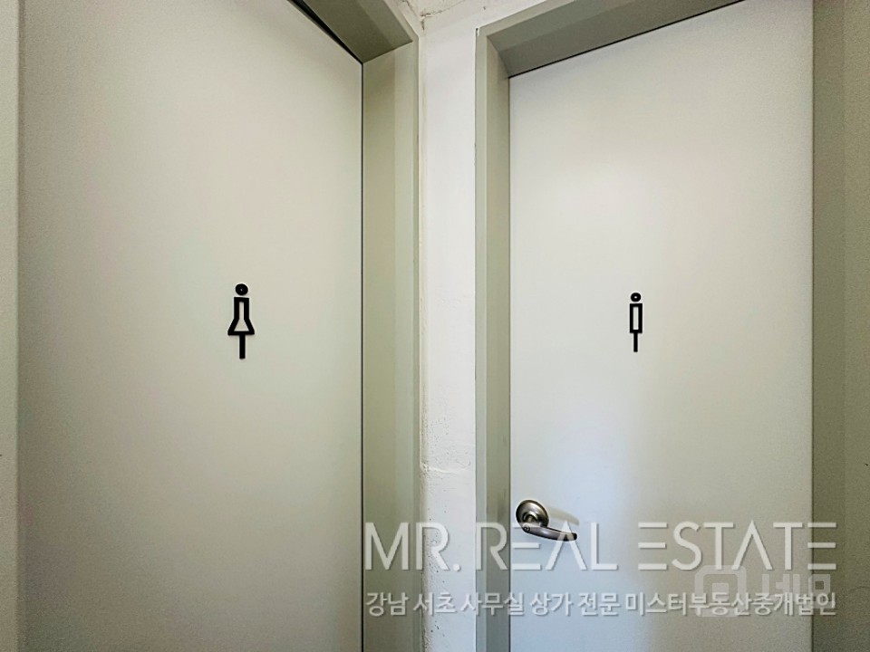 내부 인테리어 최상, 오픈형 천장, 누구나 사용하고 싶은 사무실 매물의 20번째 사진