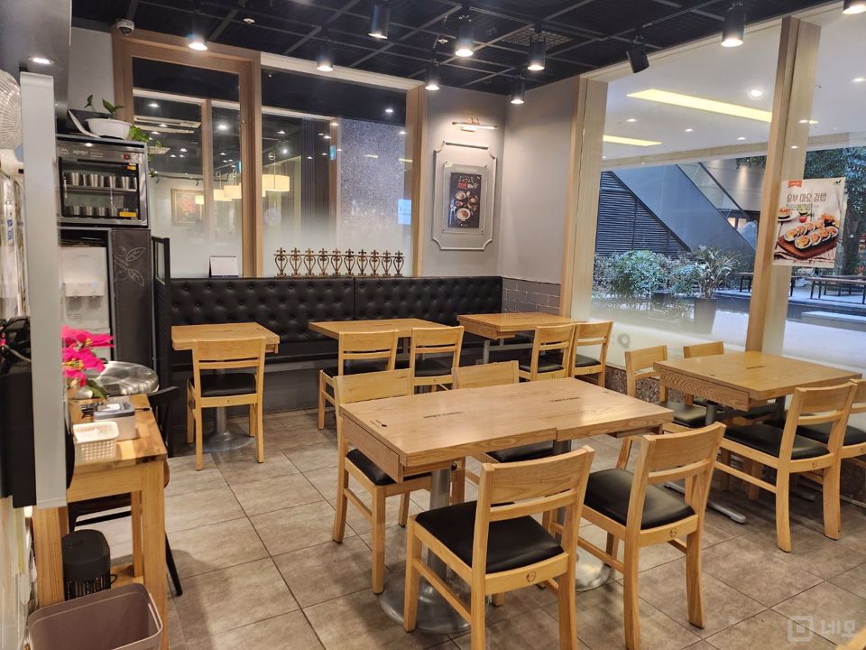 오피스텔 건물에 위치한, 유동인구 많은 장항동 매장 매물의 2번째 사진